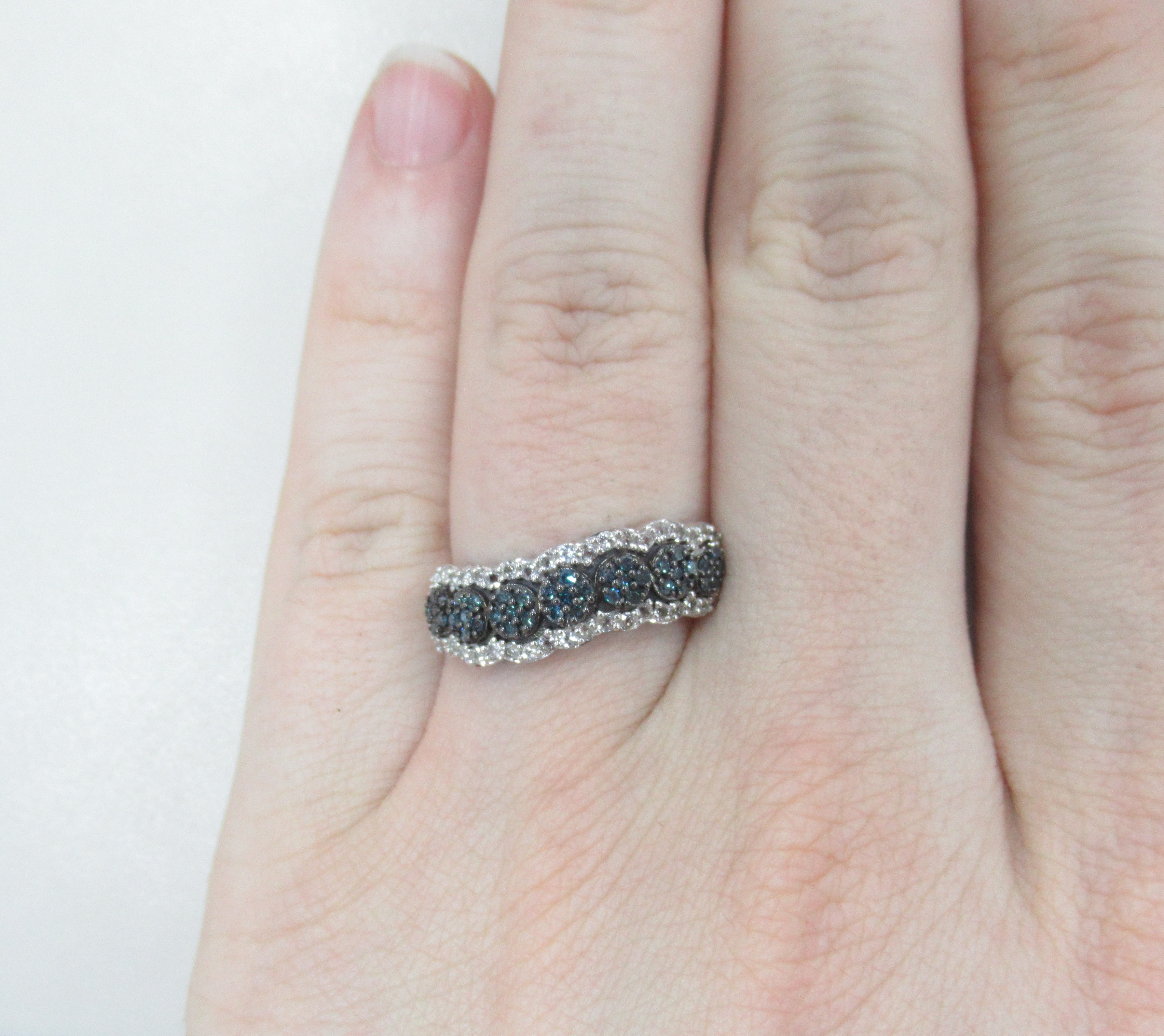 Серебряное кольцо с голубыми бриллиантами